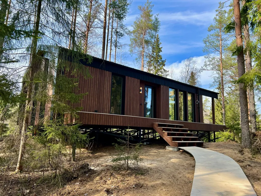 Дом Аура Леса на склоне с большой террасой и видом на лес и реку