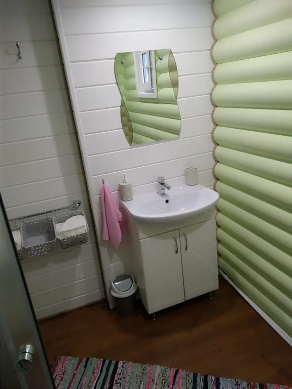 Дом у пруда