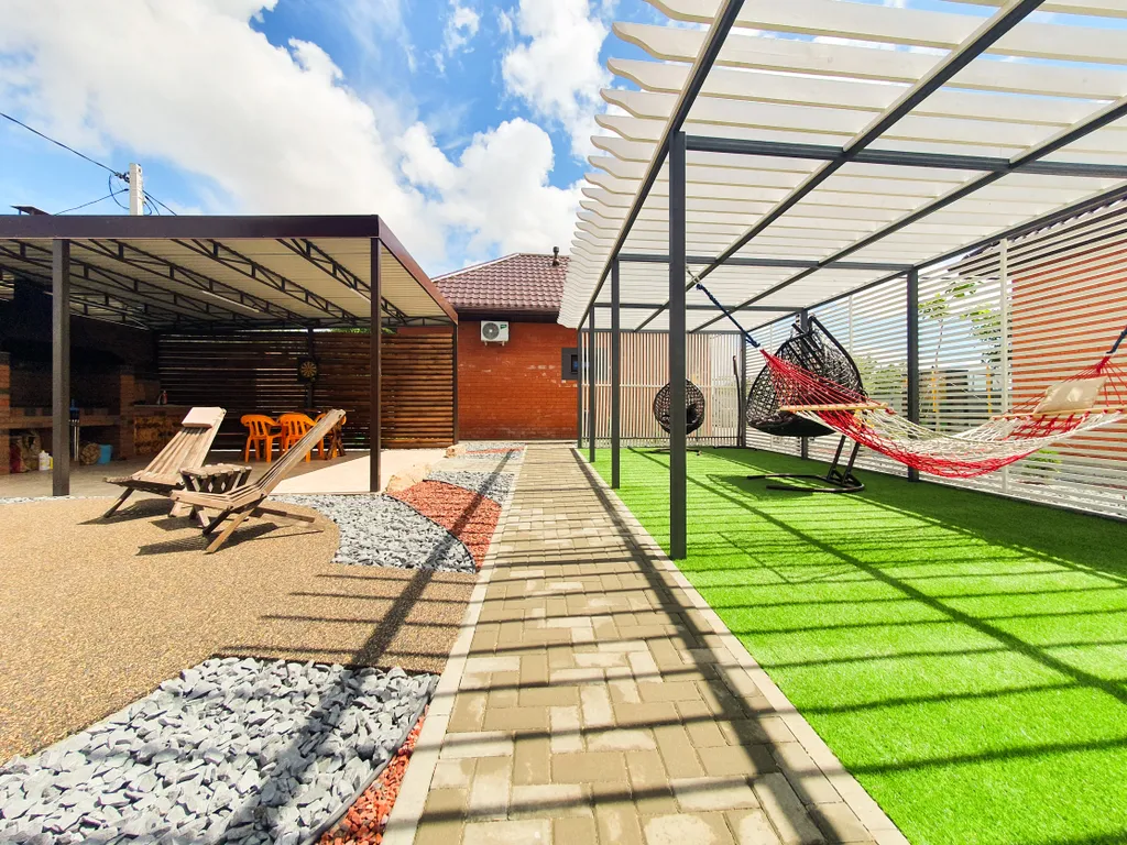 Отдельный дом с благоустроенным двором возле азовского моря