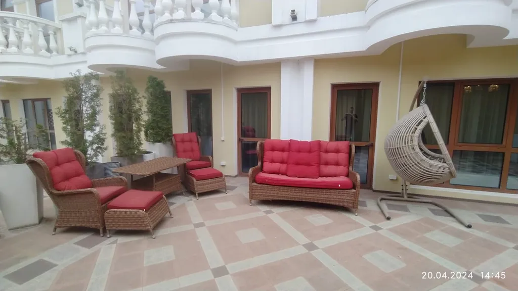 Aпаpтaмeнт c баcсейном и теpрaсой нa набеpeжной