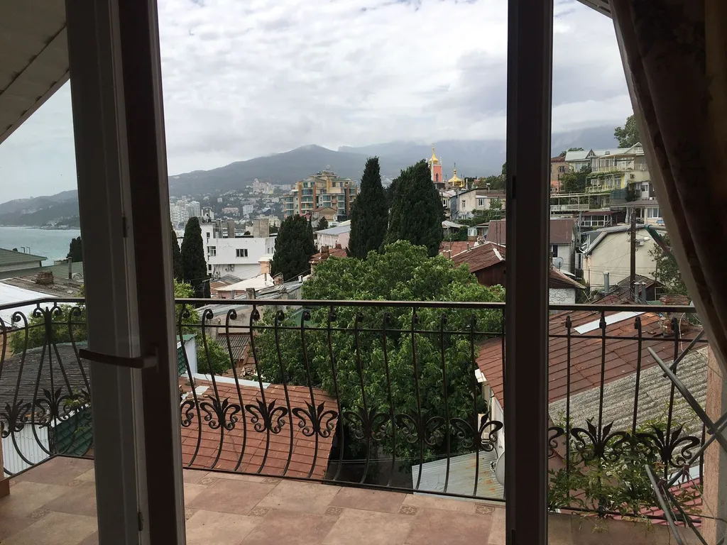 Уютная комната в частном доме у моря, на четвертом этаже.