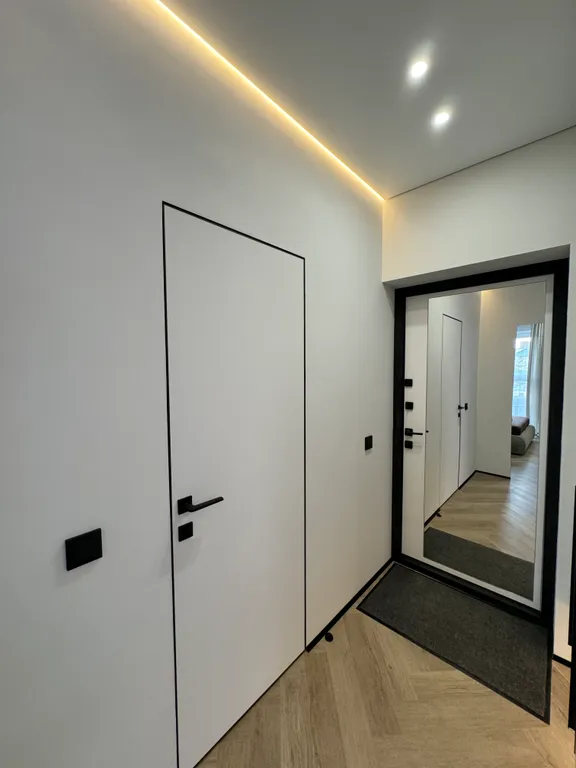 Дизайнерский ремонт с красивым вид из окна