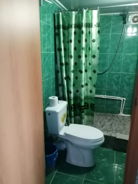 Домик в тихом месте возле горной реки