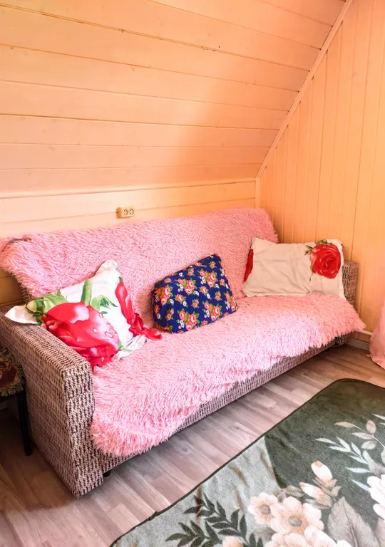 Вместительный этаж на 9 гостей + качели и беседка