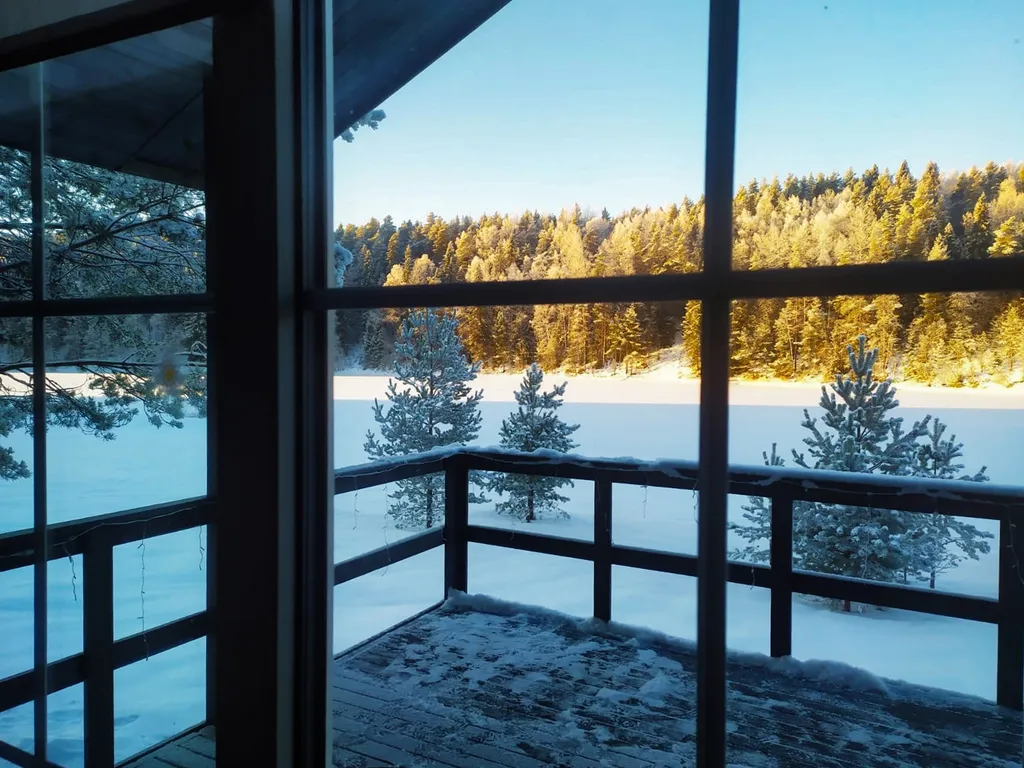 Домик на берегу реки