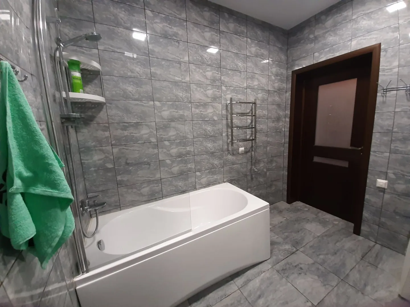 ванная комната: Ванная, душ, полотенцесушитель, стиральная машина, фен. унитаз