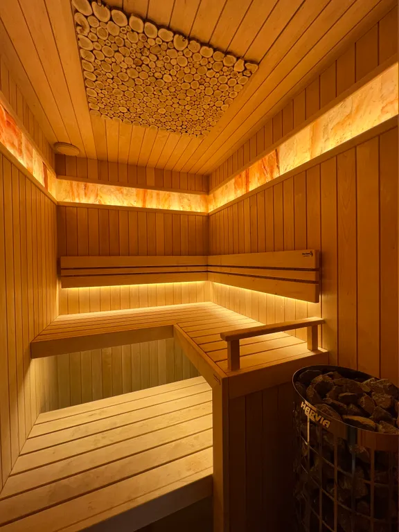 Новый стильный дом с зоной SPA, камином и красивым садом у леса