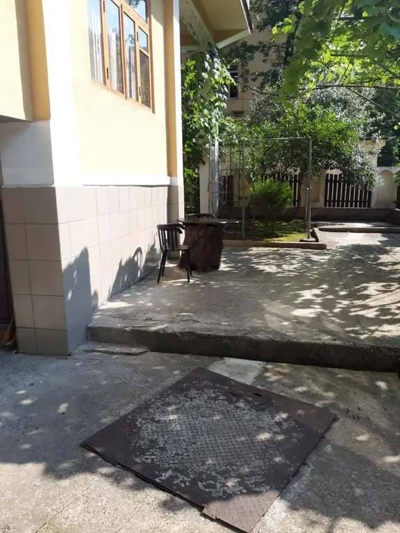 Уютная комната с собственным двориком