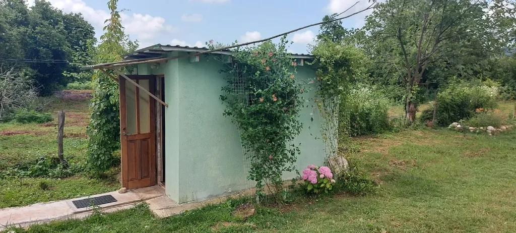 Дом утепленный в тихой местности, рядом горы и река