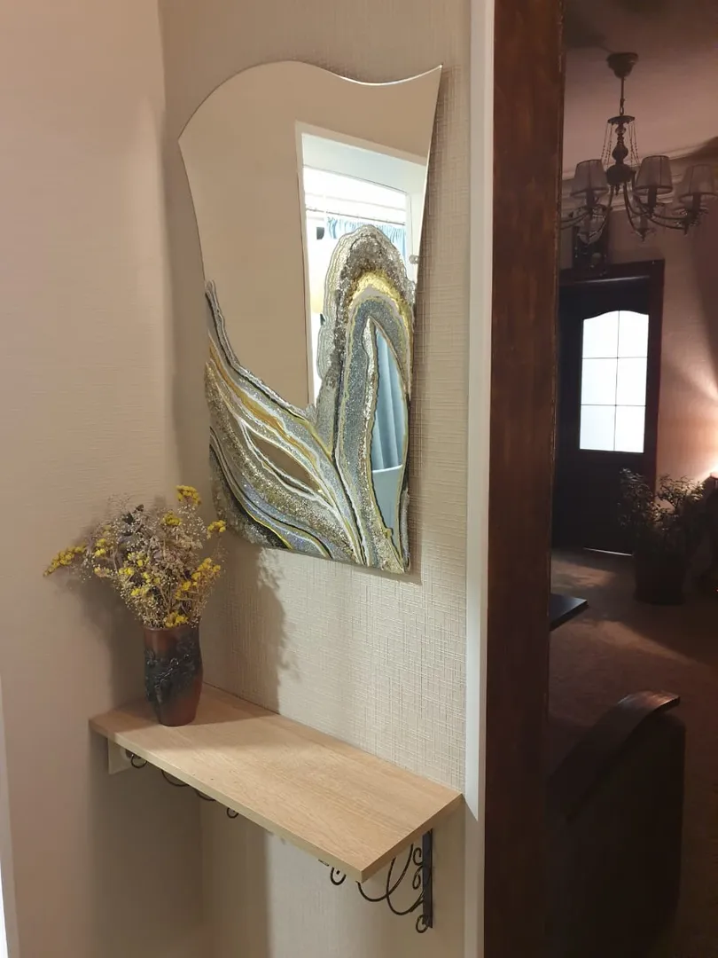 Дизайнерское зеркало в коридоре