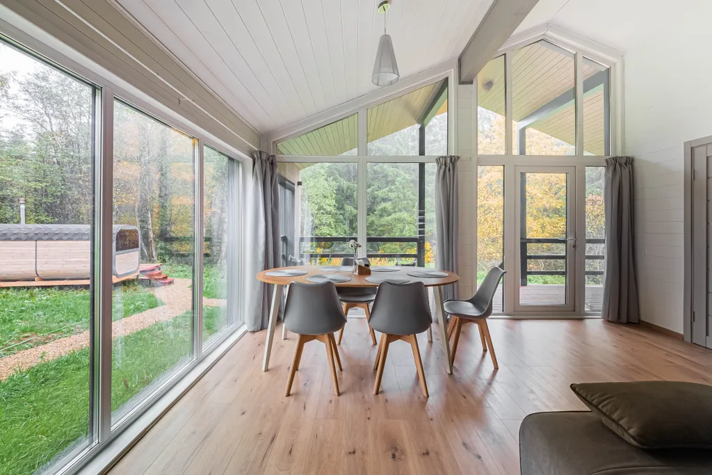 Барн с панорамными окнами с видом на дикий лес