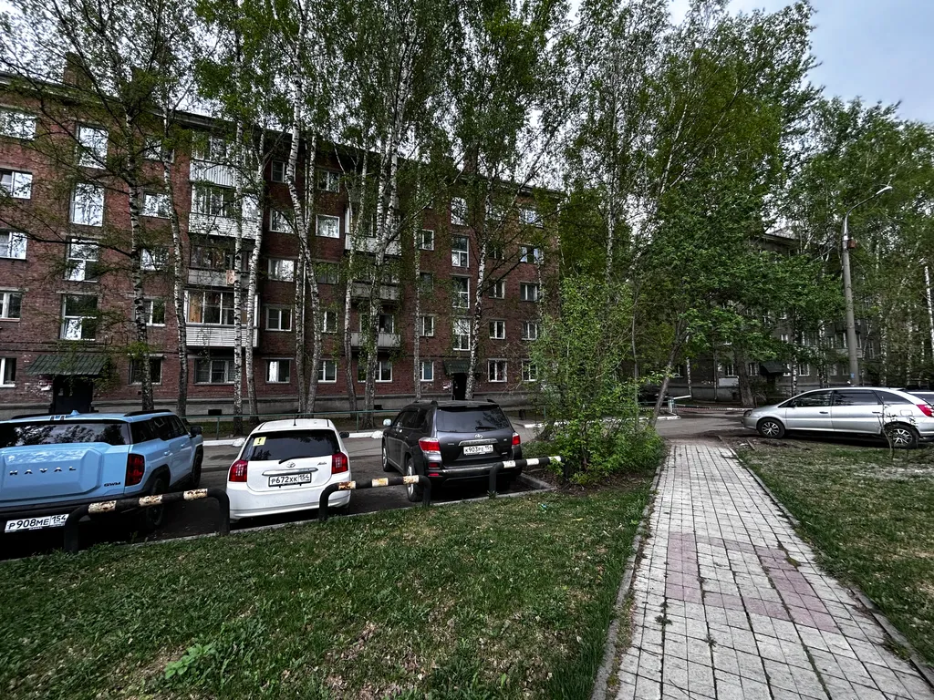 Рядом с метро Заельцовская