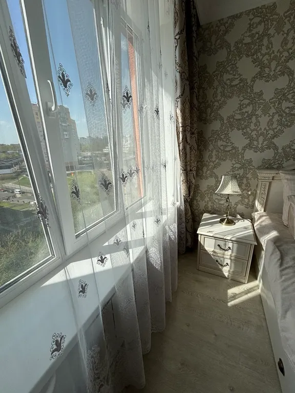 Светлая двухкомнатаная квартира с дизайнерским ремонтом рядом с центром города