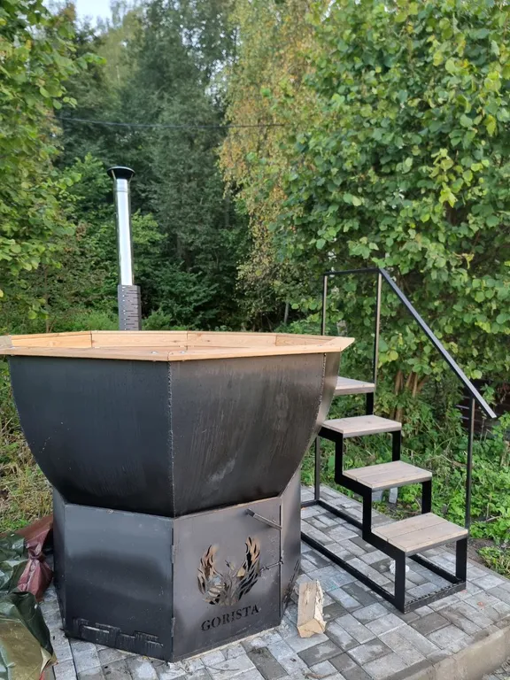 Уютный дом на берегу реки