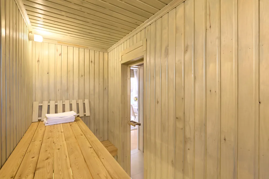 Grey House с дикими зайцами