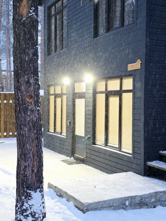 Уютный дом в сосновом лесу, рядом горная речка