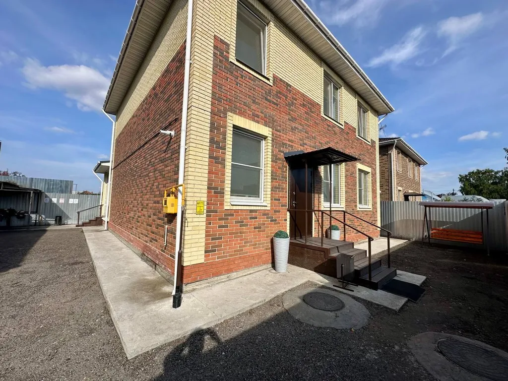 Дом с бассейном, в черте города