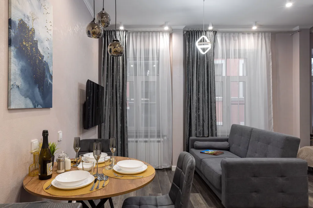 Новая дизайнерская студия на 3 окна Feel At Home у Невского проспекта