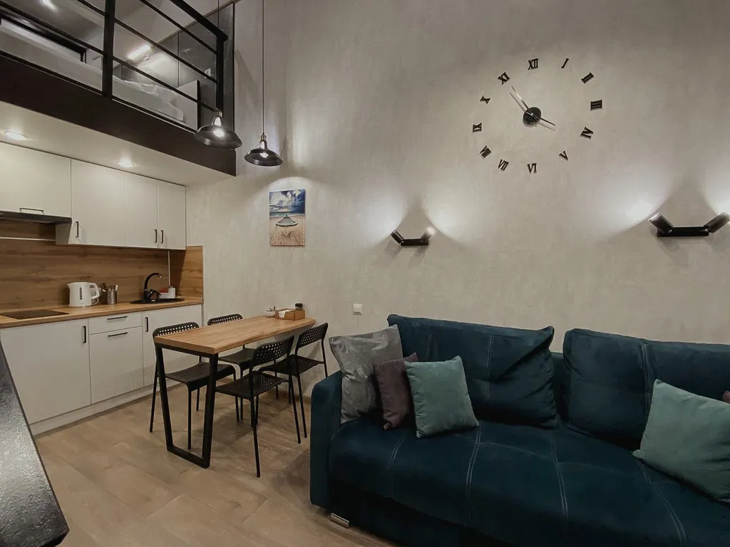 Дизайнерская двухуровневая квартира с панорамными окнами