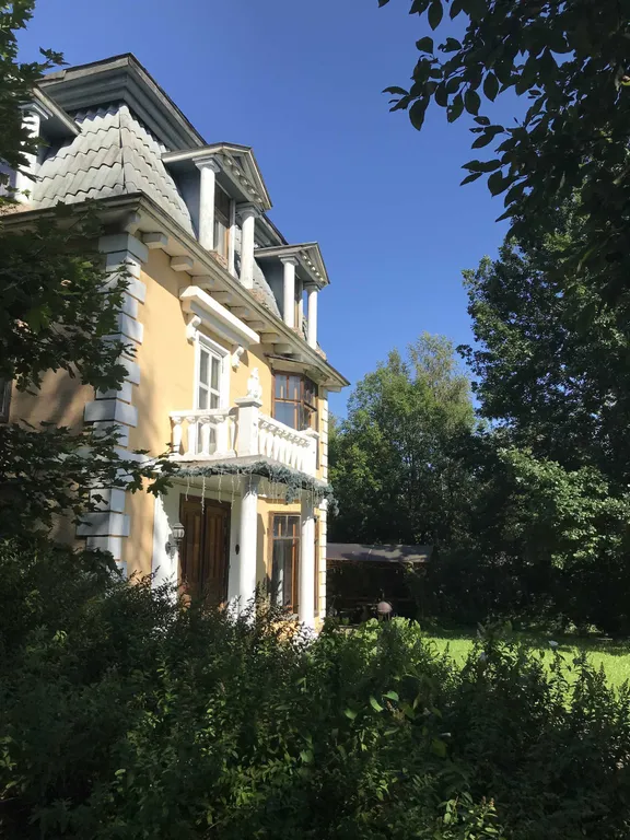 Коттедж на берегу пруда с бассейном — аренда посуточно в Санкт-Петербург