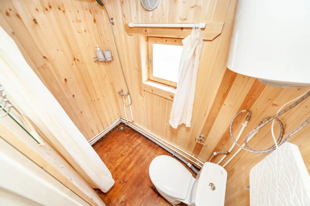 Домик с панорамным окном на берегу озера