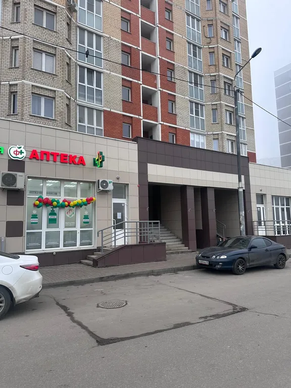 Уютная квартира в стиле лофт с комфортной кроватью и угловым диваном