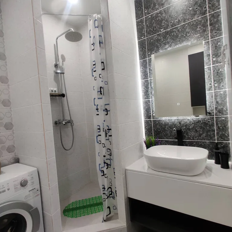 Дизайнерская и просторная квартира недалеко от центра