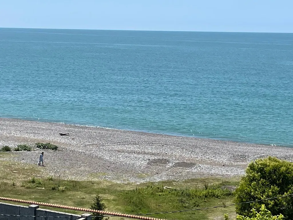 Квартира Трёхкомнатная квартира на первой линии у моря — Сухум