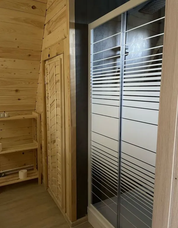 Уютный дом у ручья