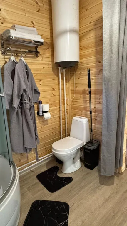 Дом с баней и ванна в лесу