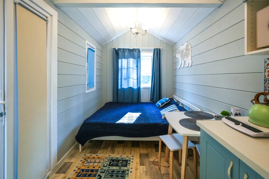 Синий домик в лесу на Живописной улице