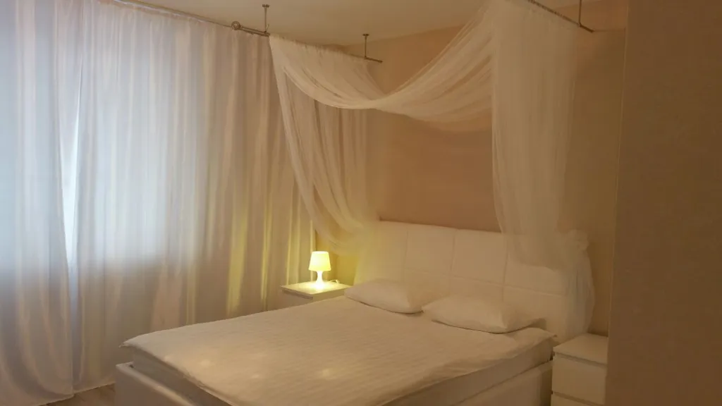 Просторная и комфортабельная евродвушка с балдахином над кроватью