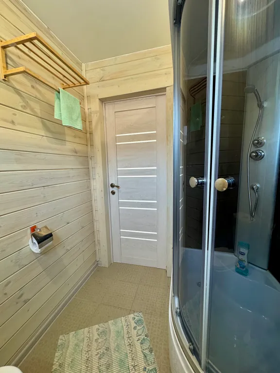 Уютный домик на берегу