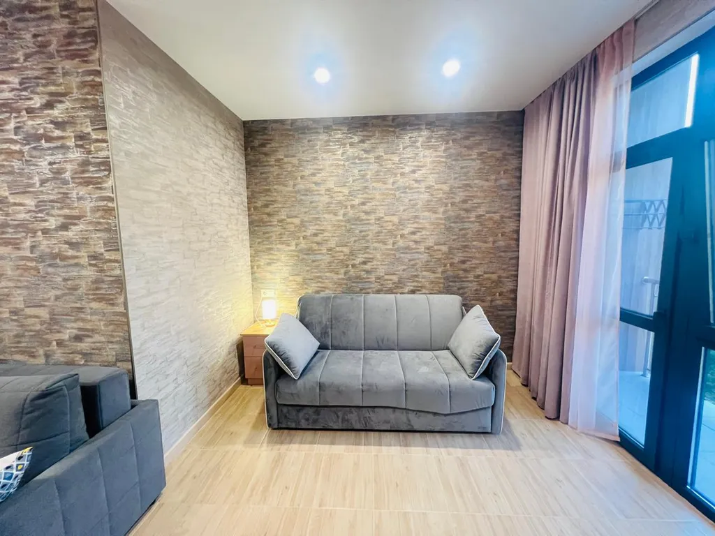 Студия с балконом и бассейном на территории