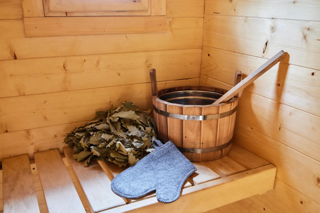 Дом в лесу рядом с озером