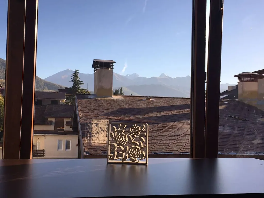 Панорамная студия с потрясающим видом на горы в центре красной поляны