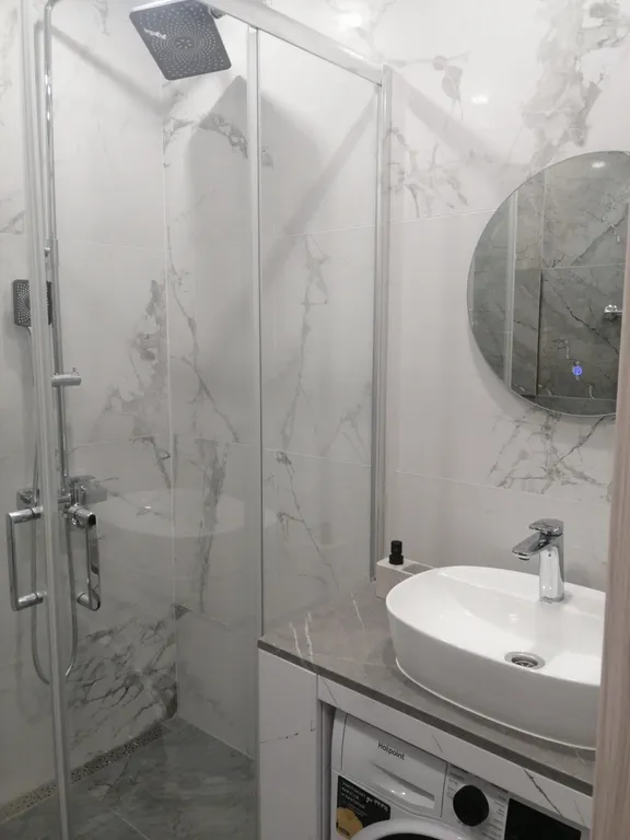 Современная студия с отдельной кухней в новостройке