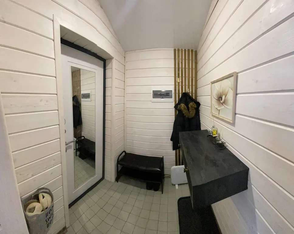 Уютный дом с баней и бассейном на берегу реки Волхов