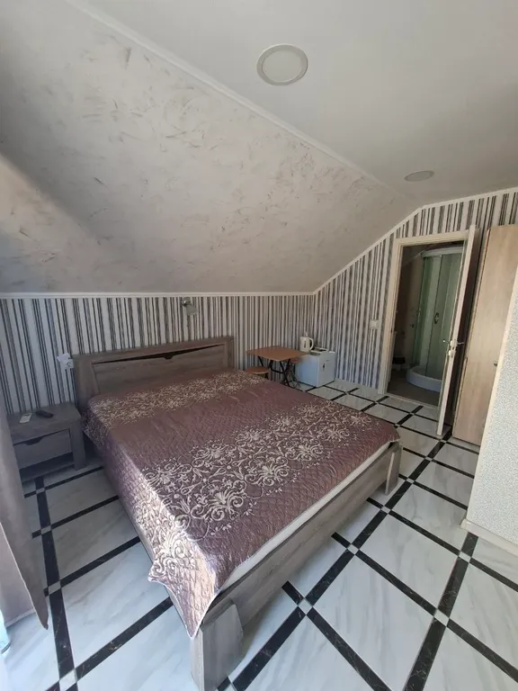 Комната в доме с балконом