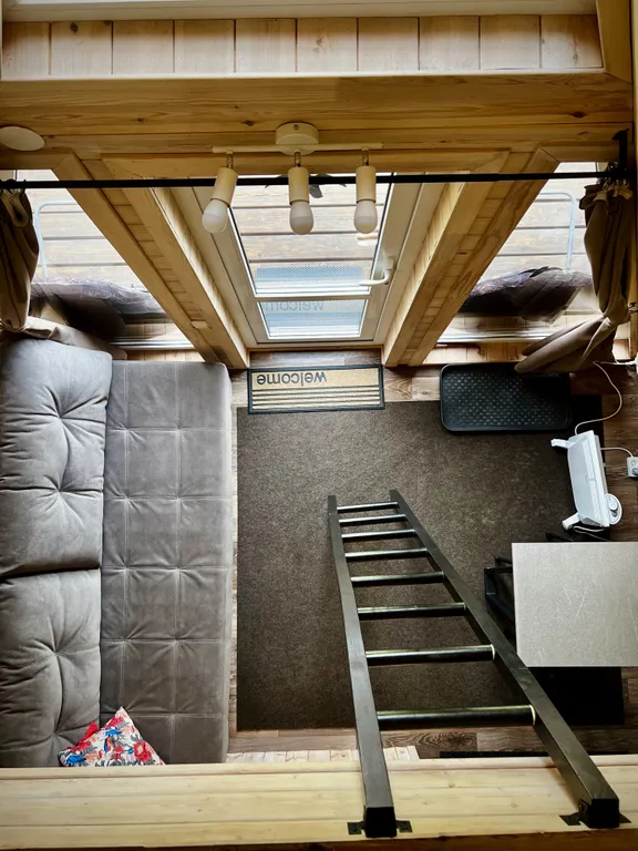 Уютный а-фрейм в сердце гор Алтая с видом на горы у леса