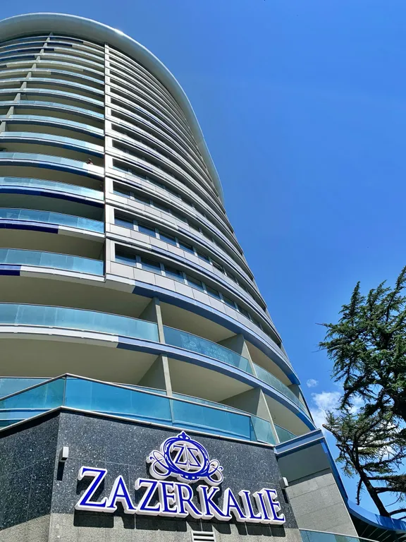 Студия с дизайнерским ремонтом в парковой зоне с террасой