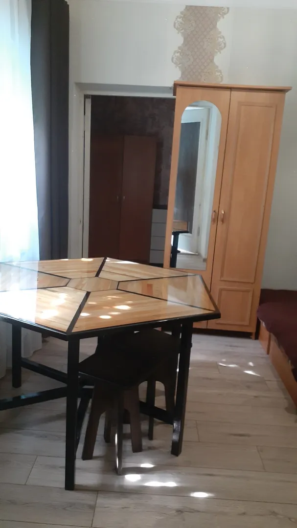 Вид из зала на проходную комнату