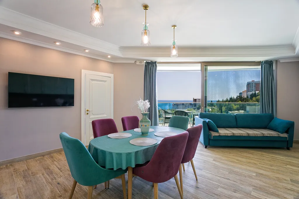 Трёхкомнатный апартамент с видом на море