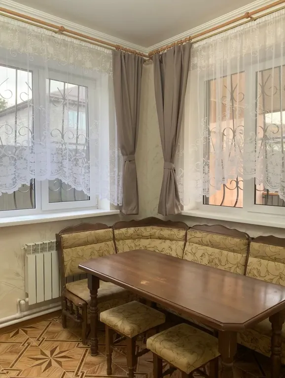 Двухэтажный дом с бассейном, верандой и видом на горы