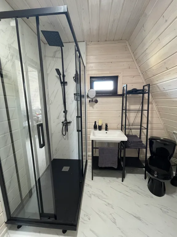 Треугольный дом Афрейм с видом на лес и подогреваемым бассейном