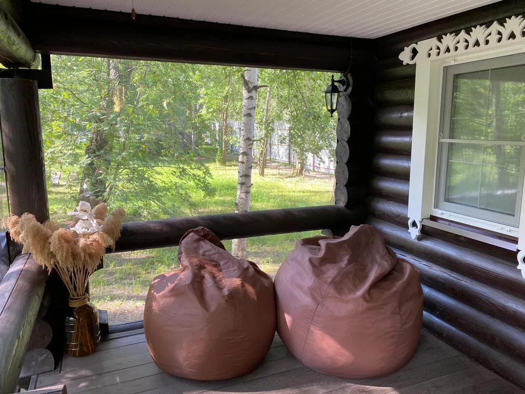 Уютный домик в лесу у пруда