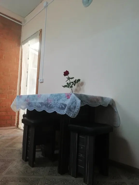 Домик с двумя спальнями и террасой с садовой мебелью