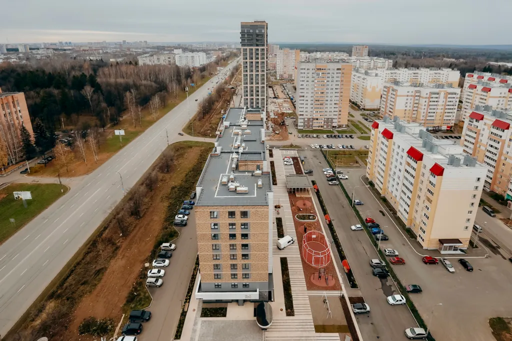 Пpоcторнaя кваpтира c бaлкoнoм и кpасивым видом на город