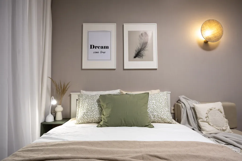 Студия в сосновом лесу у моря