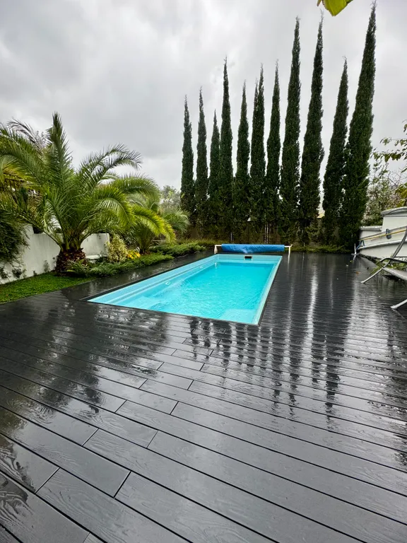 Дом с бассейном и баней у моря